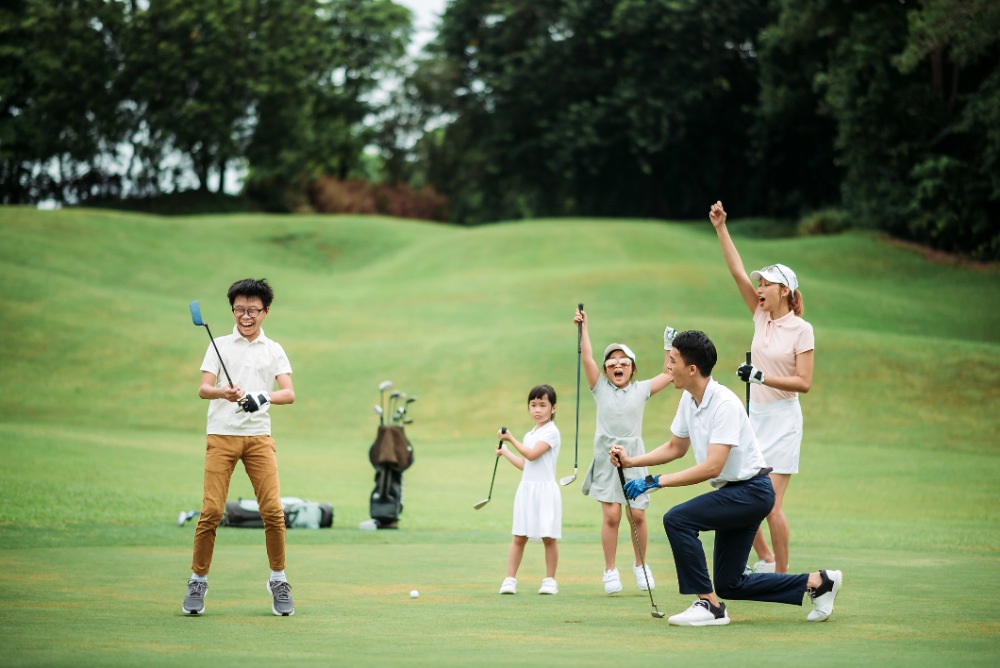 asian family happily playing golf in a naples fl golf course